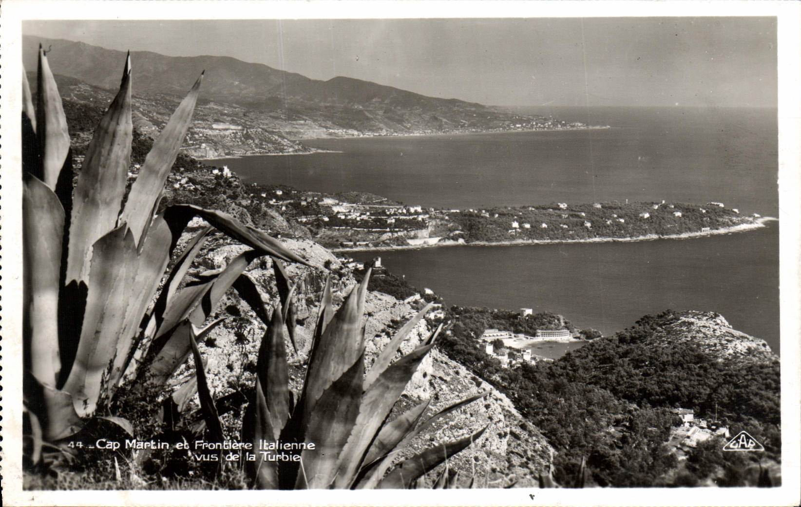 Cabo Martin de Roquebrune de la POSTAL de la VENDIMIA y frontera italiana vista de Turbie
