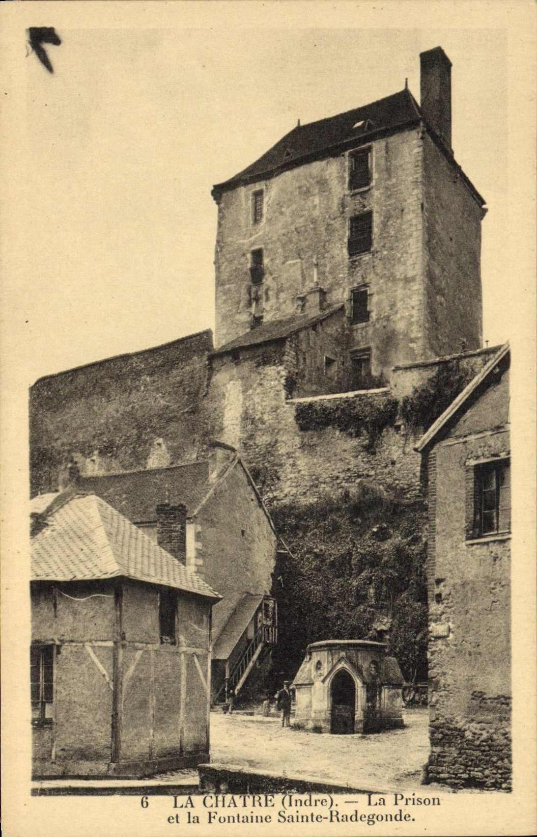 CPA Prison La Chatre La prison et la fontaine Sainte Radegonde