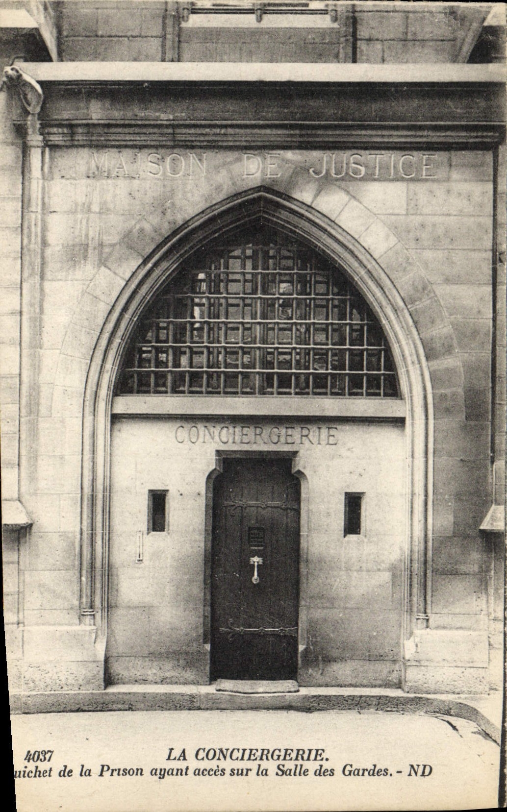 CPA Prison Paris La Conciergerie Guichet de la prison ayant acces sur la salle des gardes