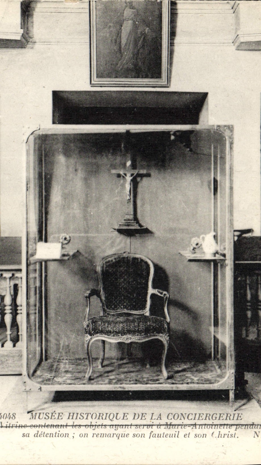 CPA Prison Paris Conciergerie Vitrine contenant les objets ayant servi a Marie Antoinette pendant sa detention