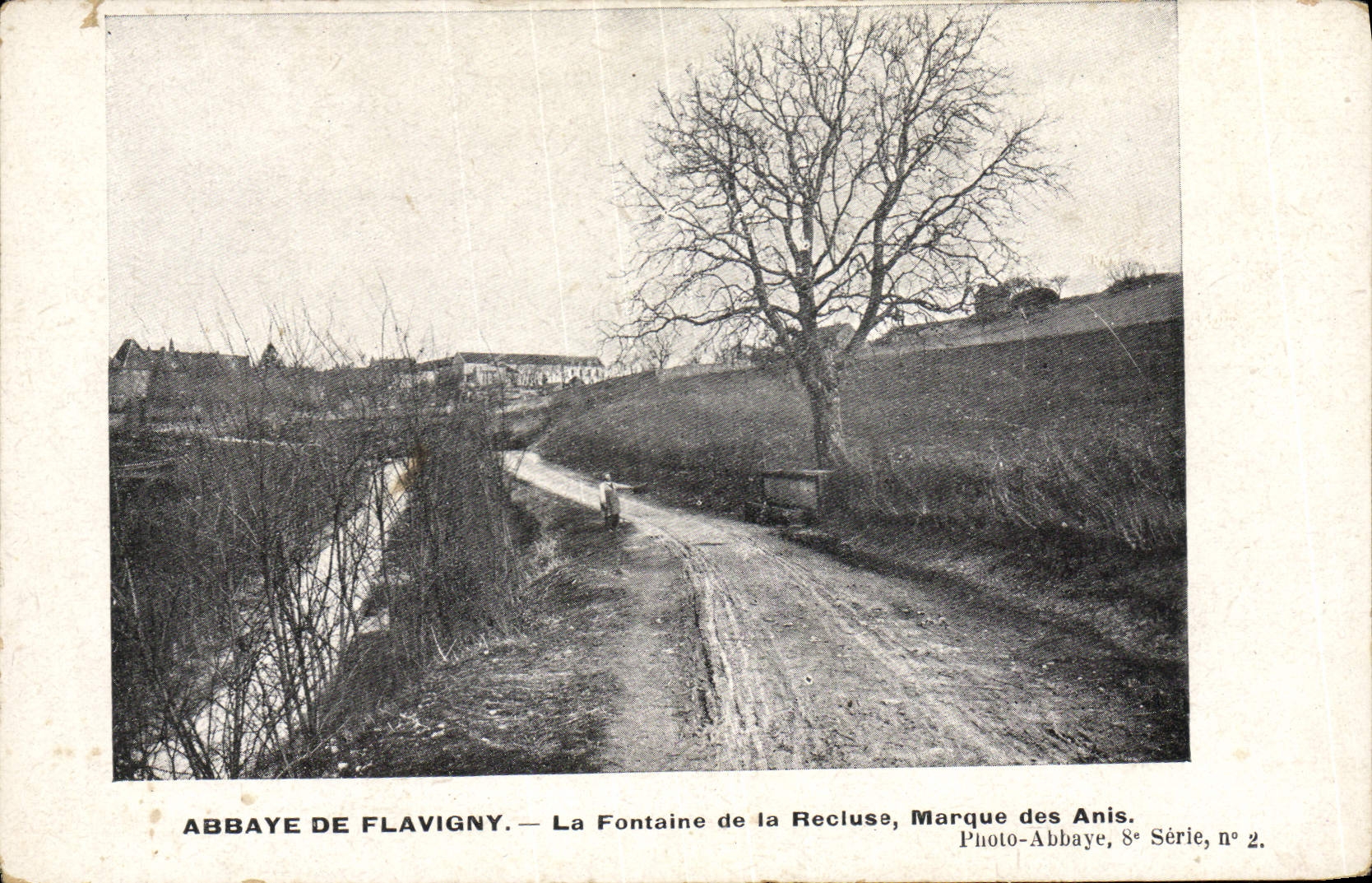 La POSTAL Abbaye de la VENDIMIA de Flavigny la fuente del Recluse marca Anises