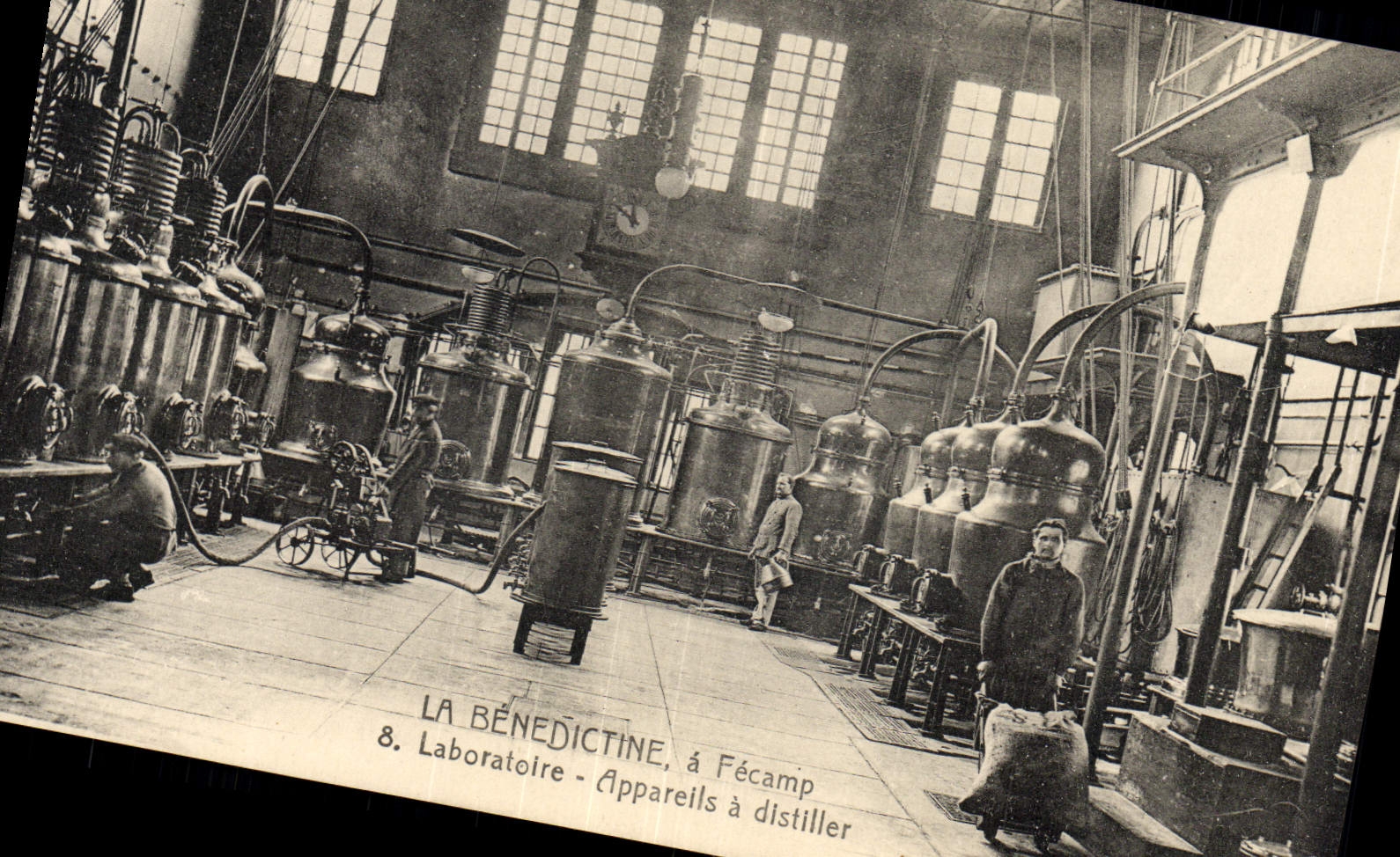 CPA La Benedictine a Fecamp Laboratoire Appareils a distiller