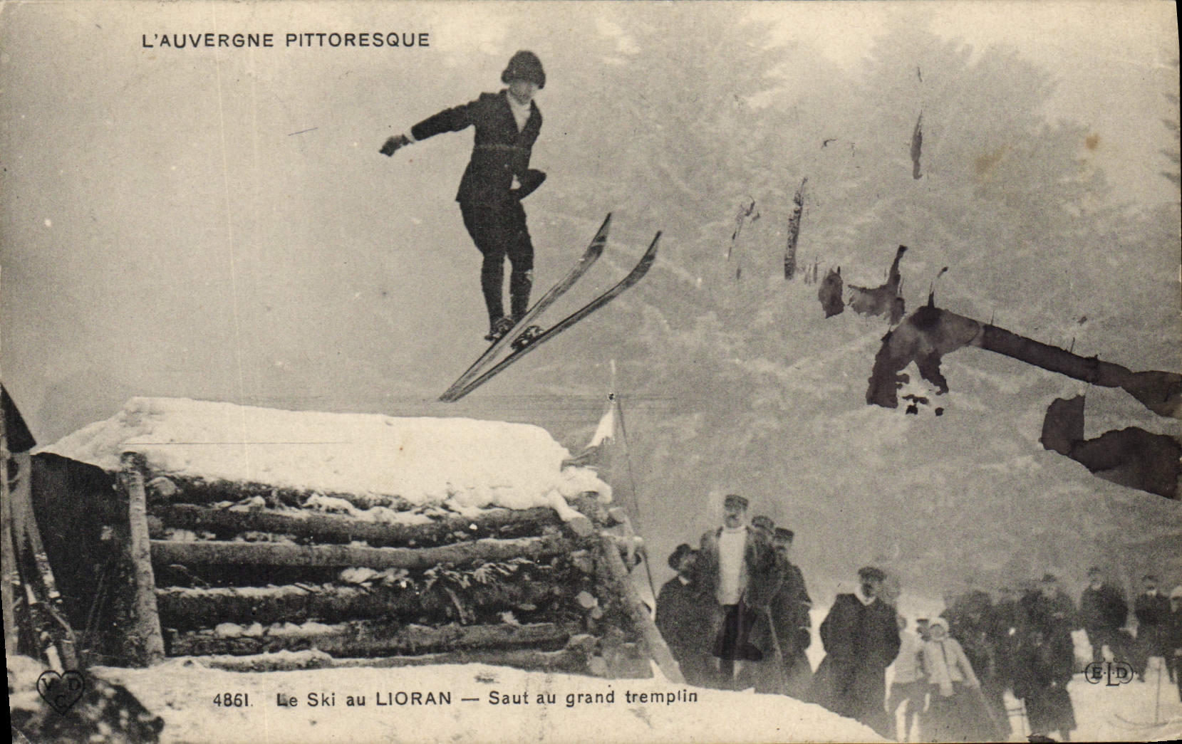 Esquí de los deportes de invierno de la POSTAL de la VENDIMIA el esquí en el salto de Lioran con el trampolín grande
