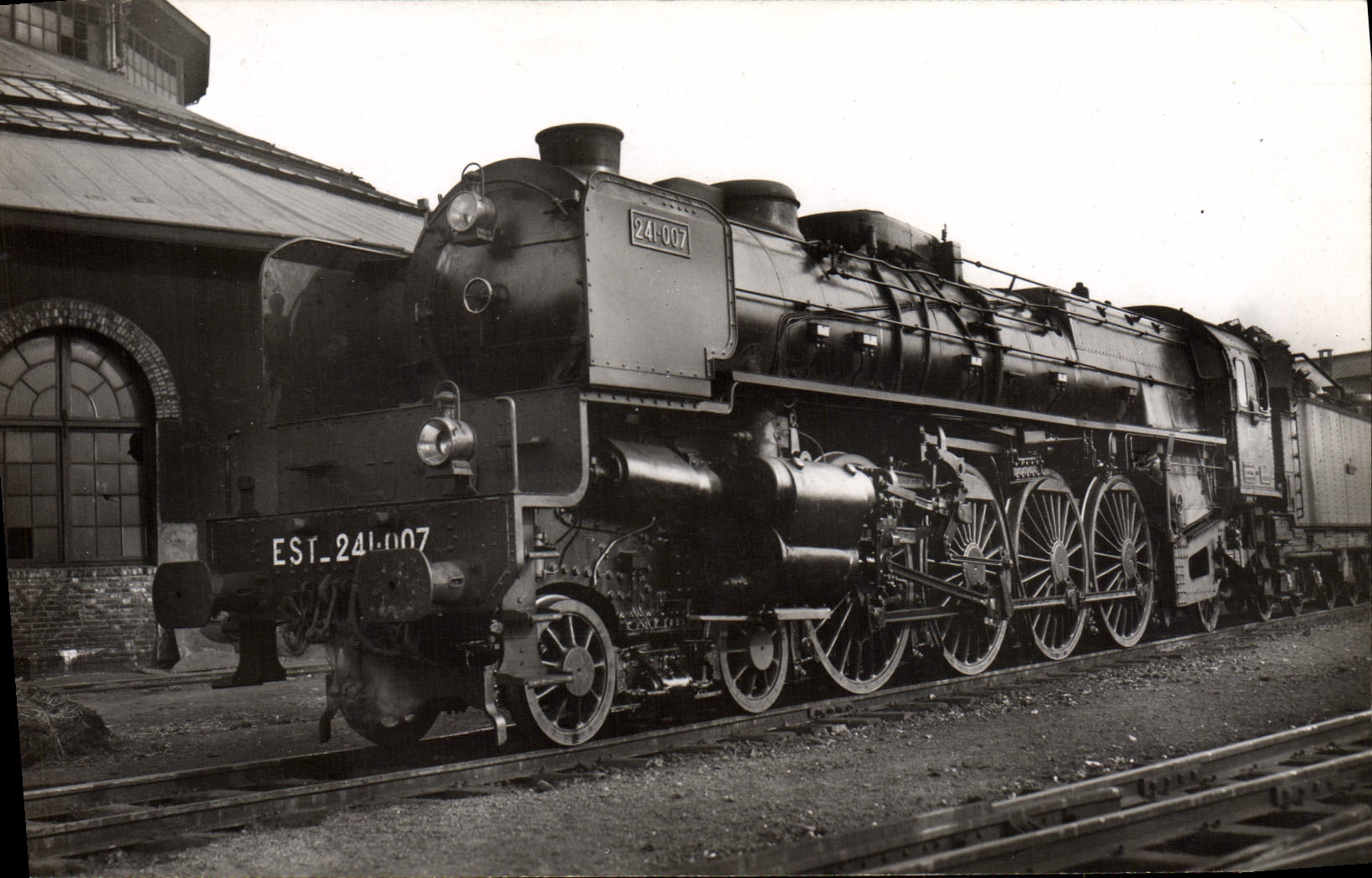 VINTAGE POSTCARD Train Engine Has 18 Machine 241007