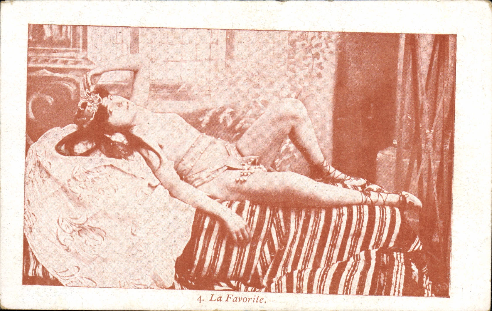 CPA Femme Nu erotique la favorite