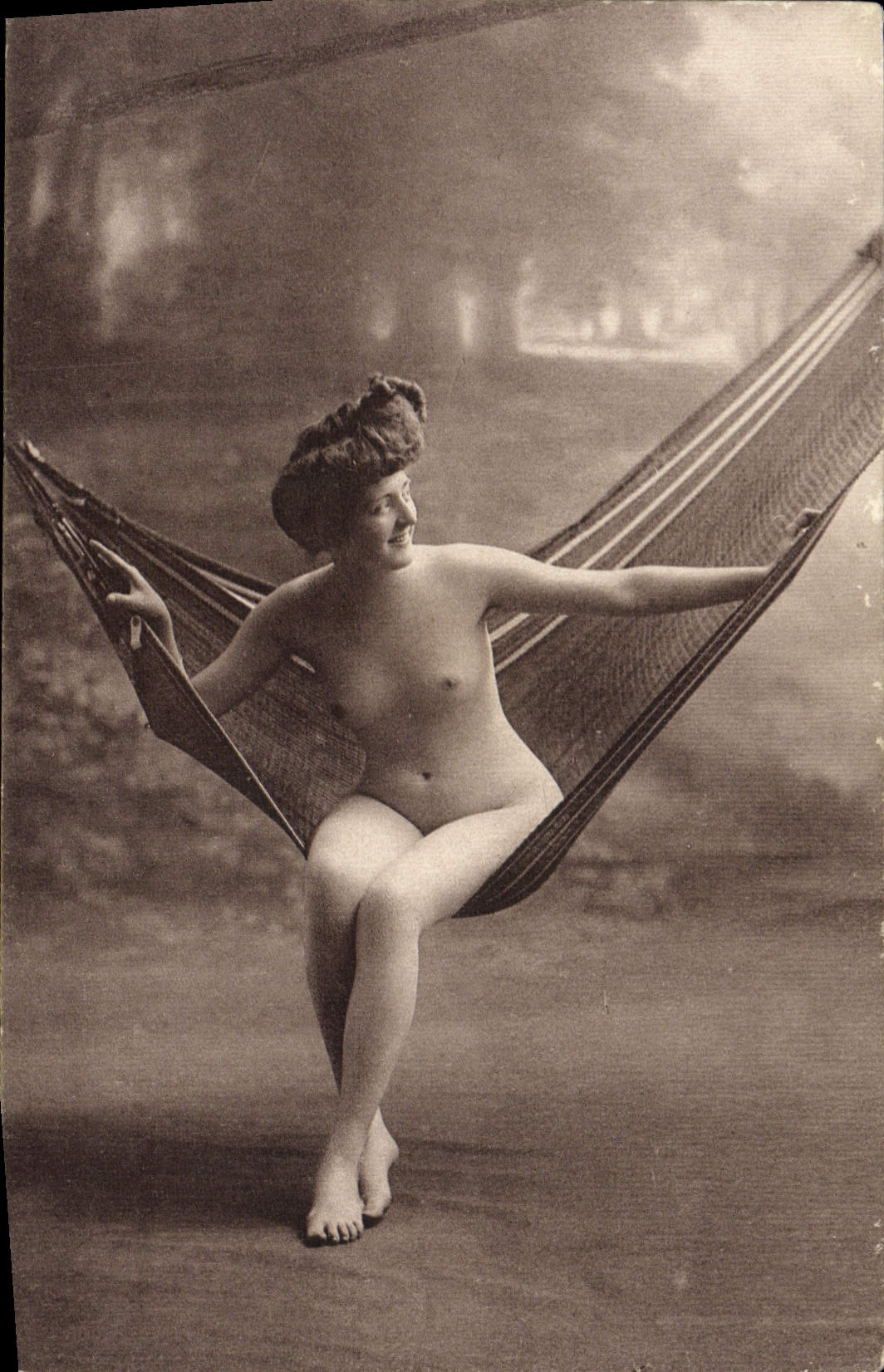 CPA Femme Nu erotique Hamac