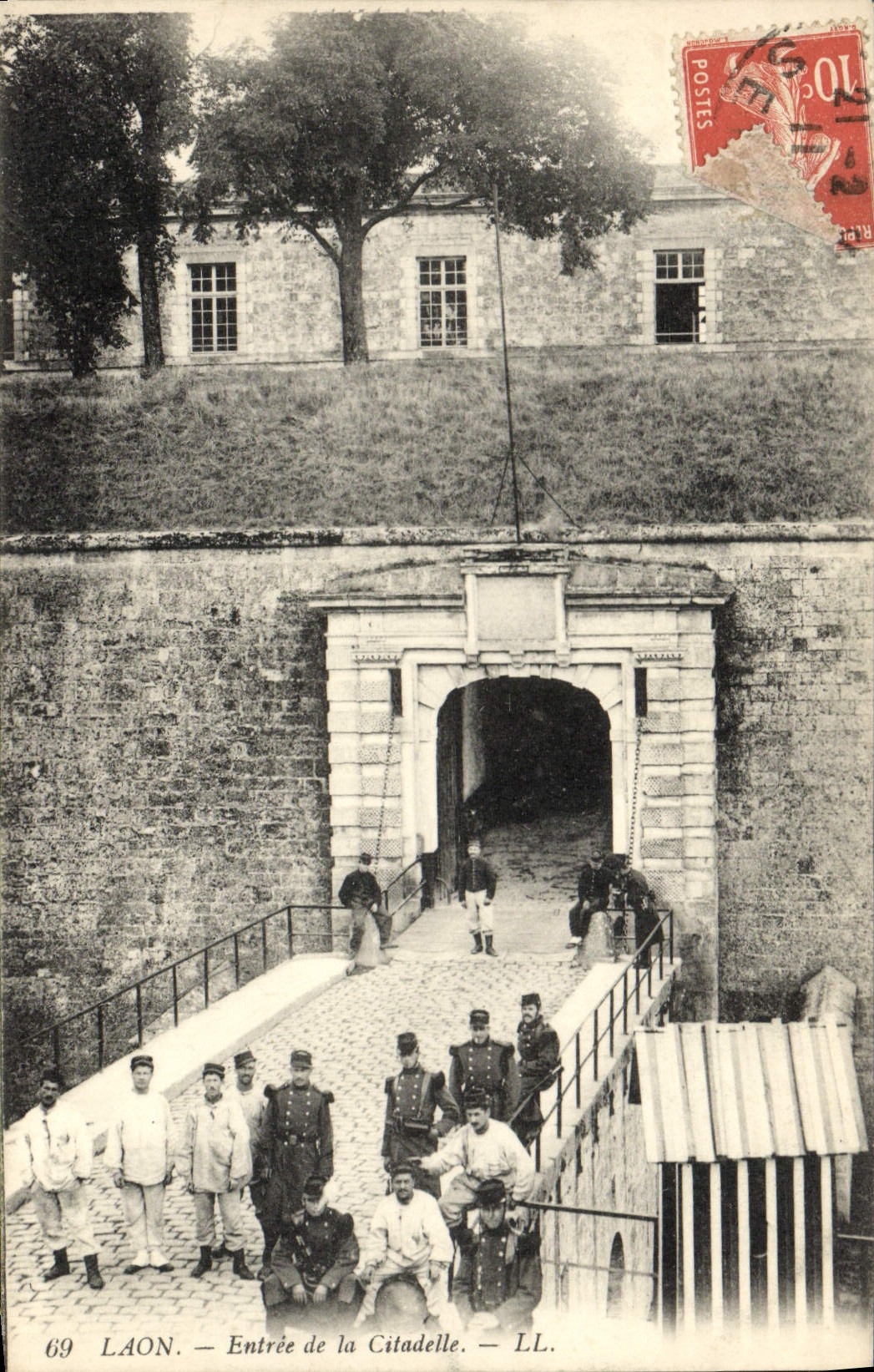VINTAGE POSTCARD Militaria Laon Barracks entered of the citadel