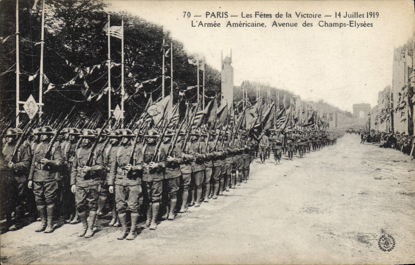 CPA Militaria Paris Les fetes de la Victoire 14 juillet 1919 L'armee americaine Avenue des Champs Elysees