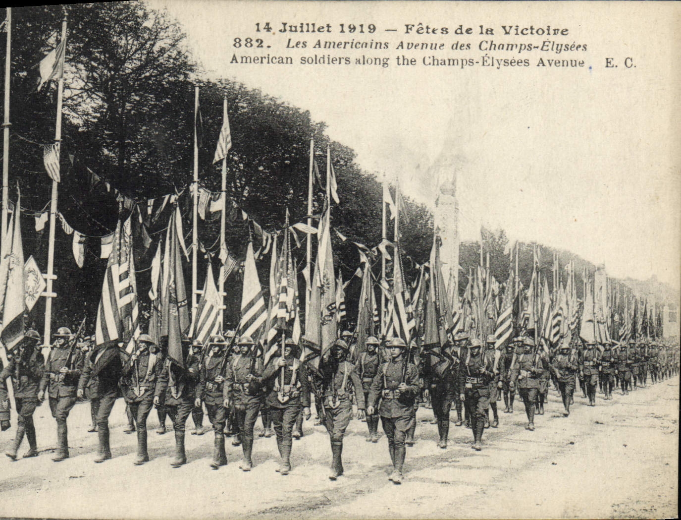 CPA Militaria Paris Les fetes de la Victoire 14 juillet 1919 Les americains Avenue des Champs Elysees