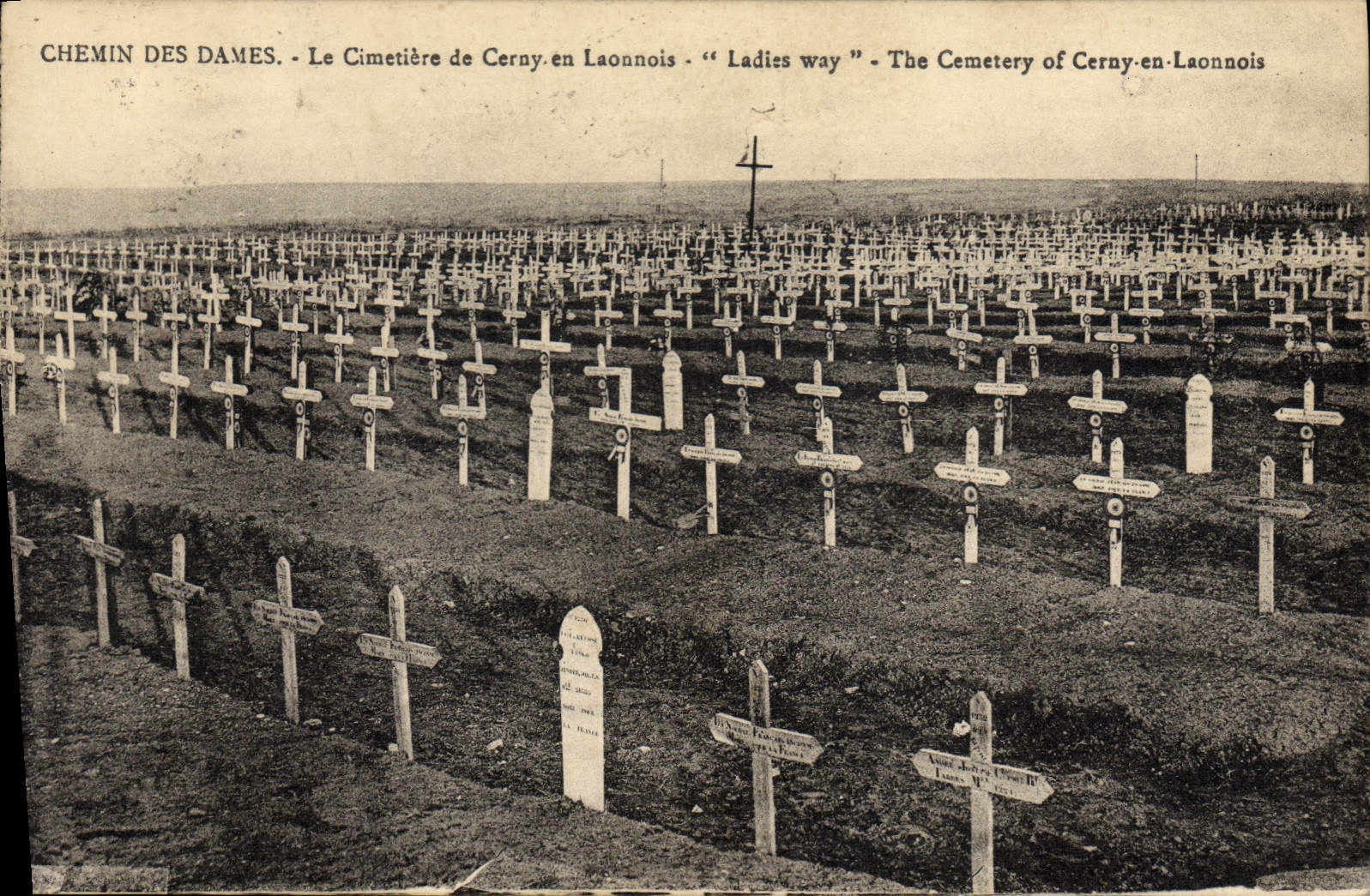 VINTAGE POSTCARD Militaria Way of the Ladies the cemetery of Cerny in Laonnois