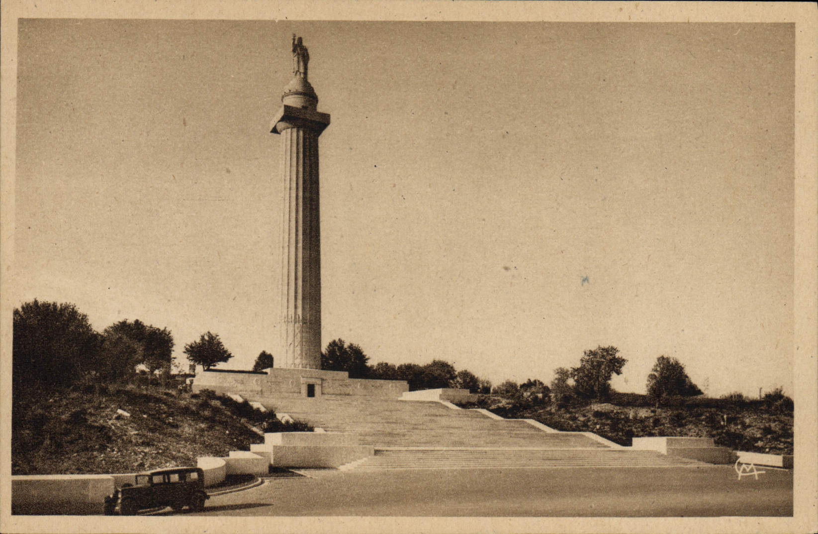 CPA Militaria Montfaucon d'Argonne Monument eleve par les Americains