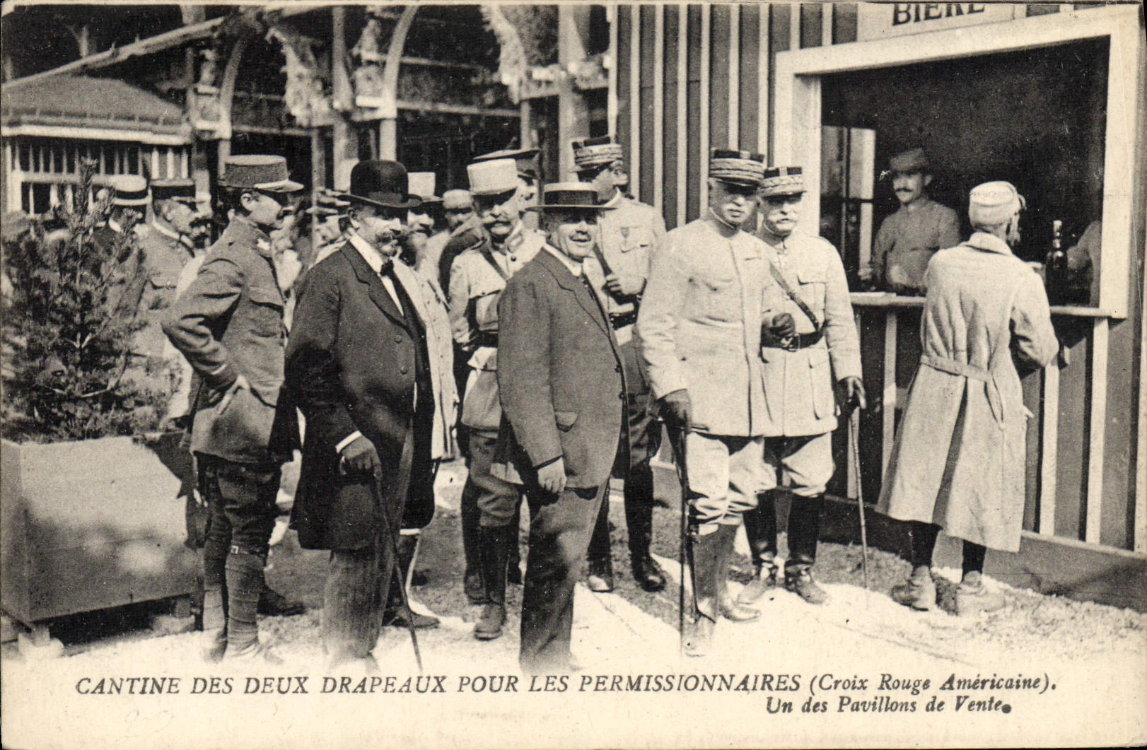 CPA Militaria Cantine des deux drapeaux pour les permissionnaires Croix Rouge americaine Un des pavillons de vente