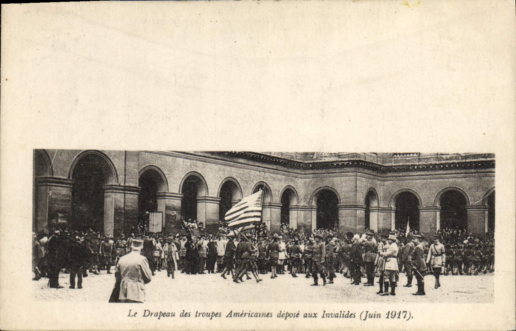 CPA Militaria le drapeau des troupes americaines depose aux Invalides Juin 1917