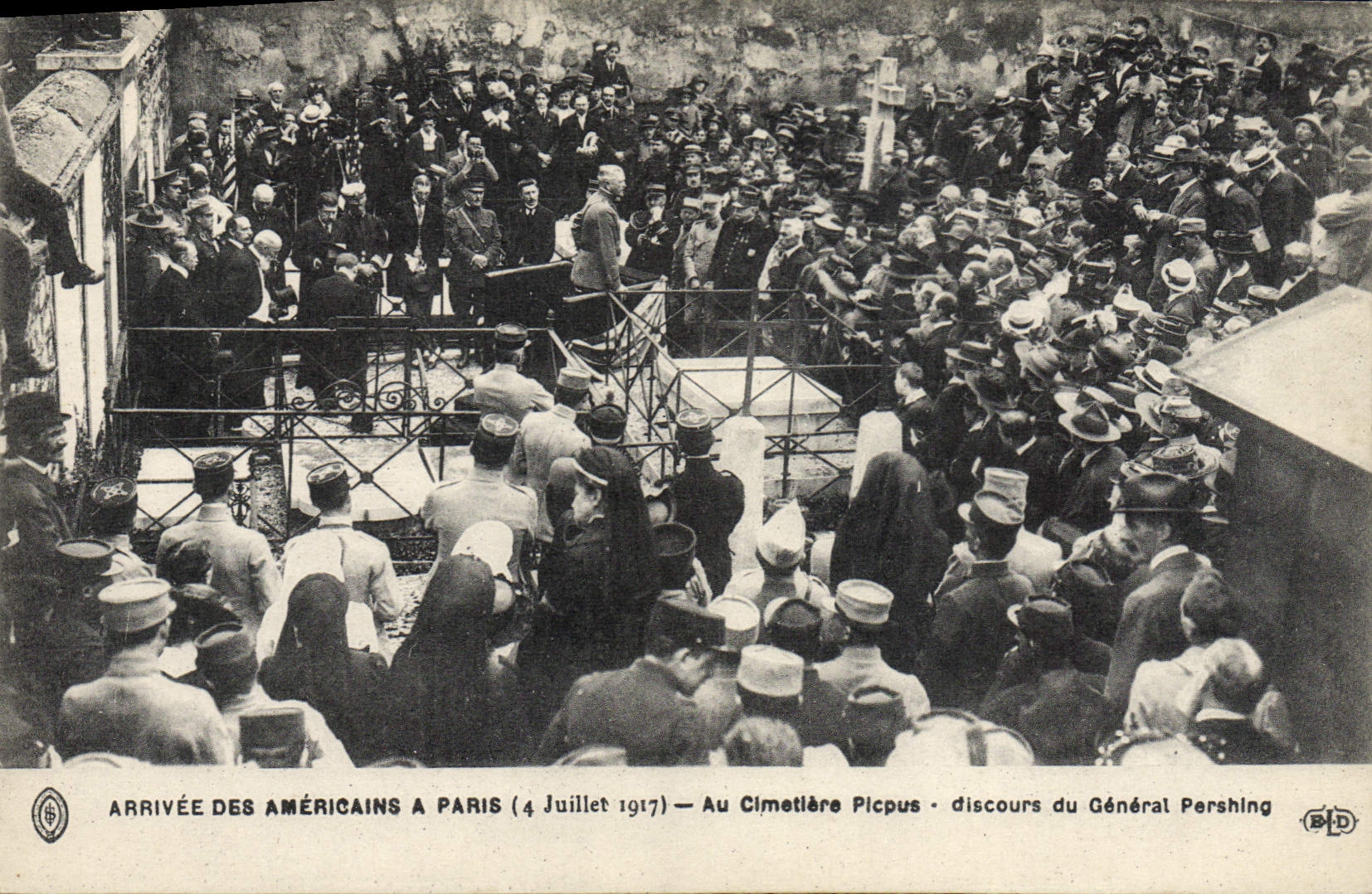 CPA Militaria Arrivee des americains a Paris 4 Juillet 1917 Au cimetiere Picpus Discours du General Pershing