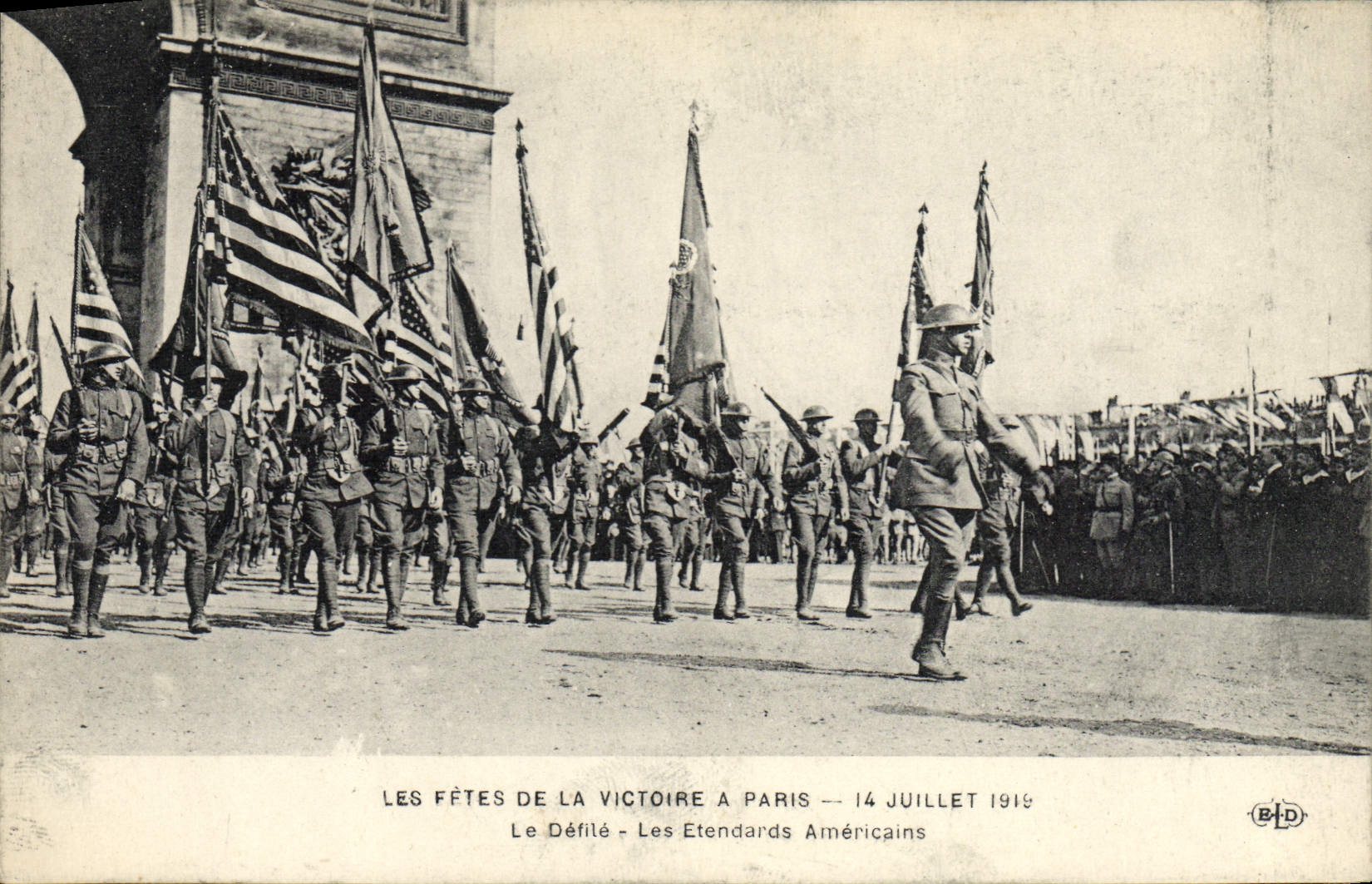 CPA Militaria Paris Fetes de la Victoire 14 juillet 1919 Le defile Les etendards americains