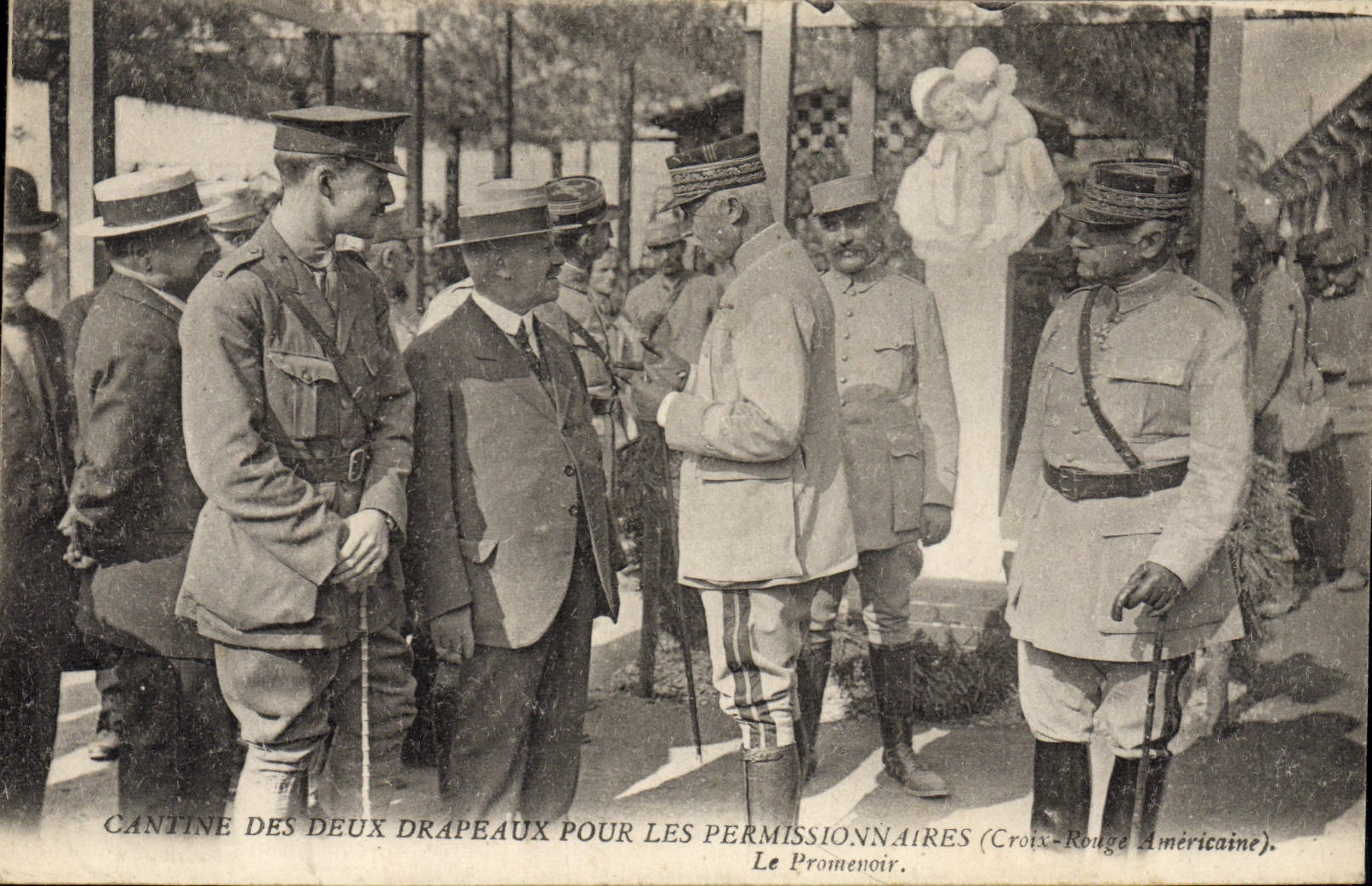 CPA Militaria Cantine des deux drapeaux pour les permissionnaires Croix Rouge americaine Le promenoir 