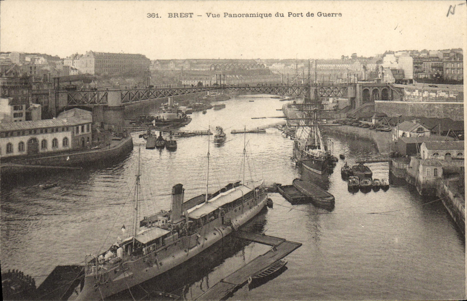 CPA Bateau Guerre Brest Vue panoramique du port de guerre
