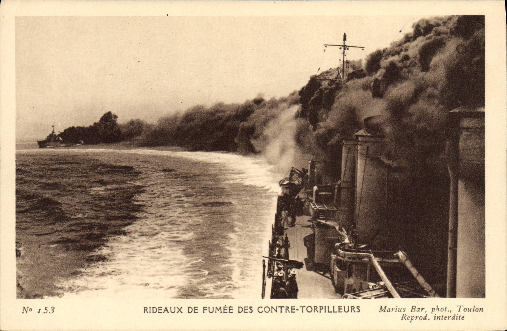CPA Bateau Guerre Rideaux de fumee des contre torpilleurs 