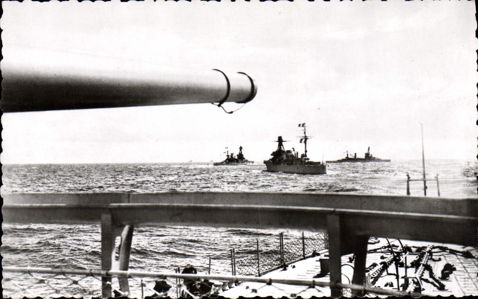 VINTAGE POSTCARD Boat War French Navy in patrol