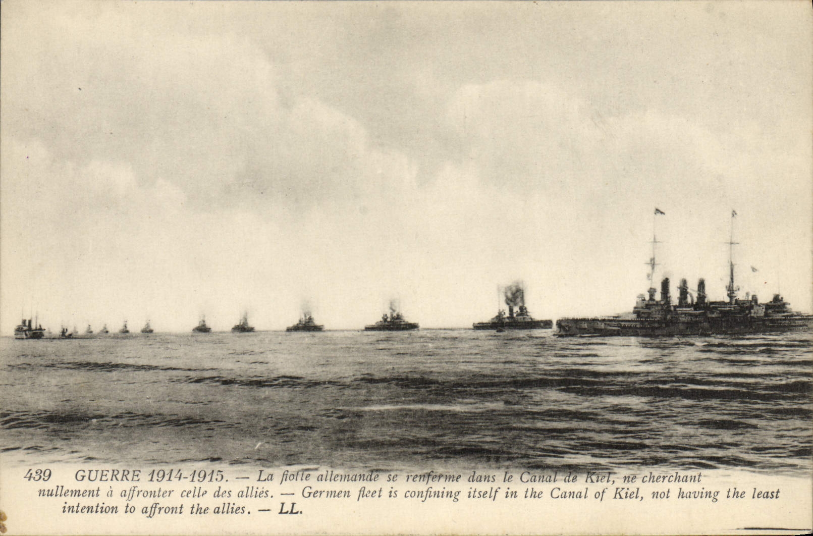 VINTAGE POSTCARD Bateau War the German fleet is contained in the canal of Kiel