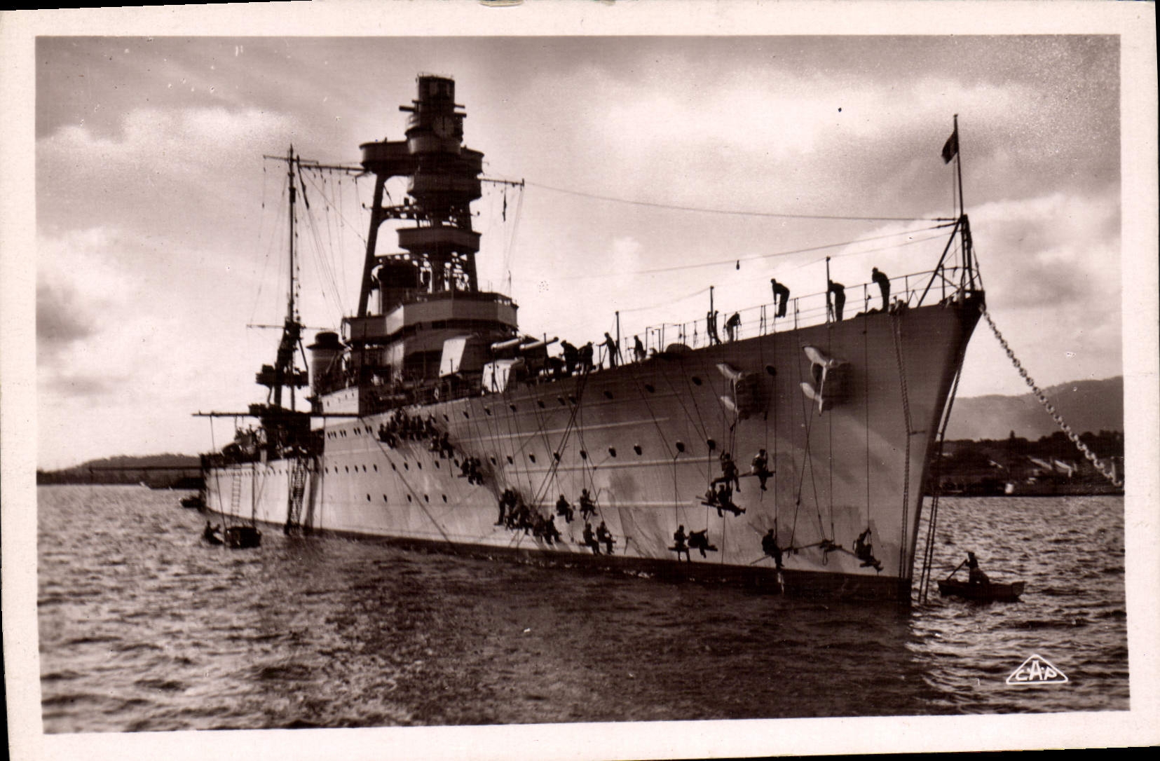 VINTAGE POSTCARD Boat Toulon War the toilet of a cruiser
