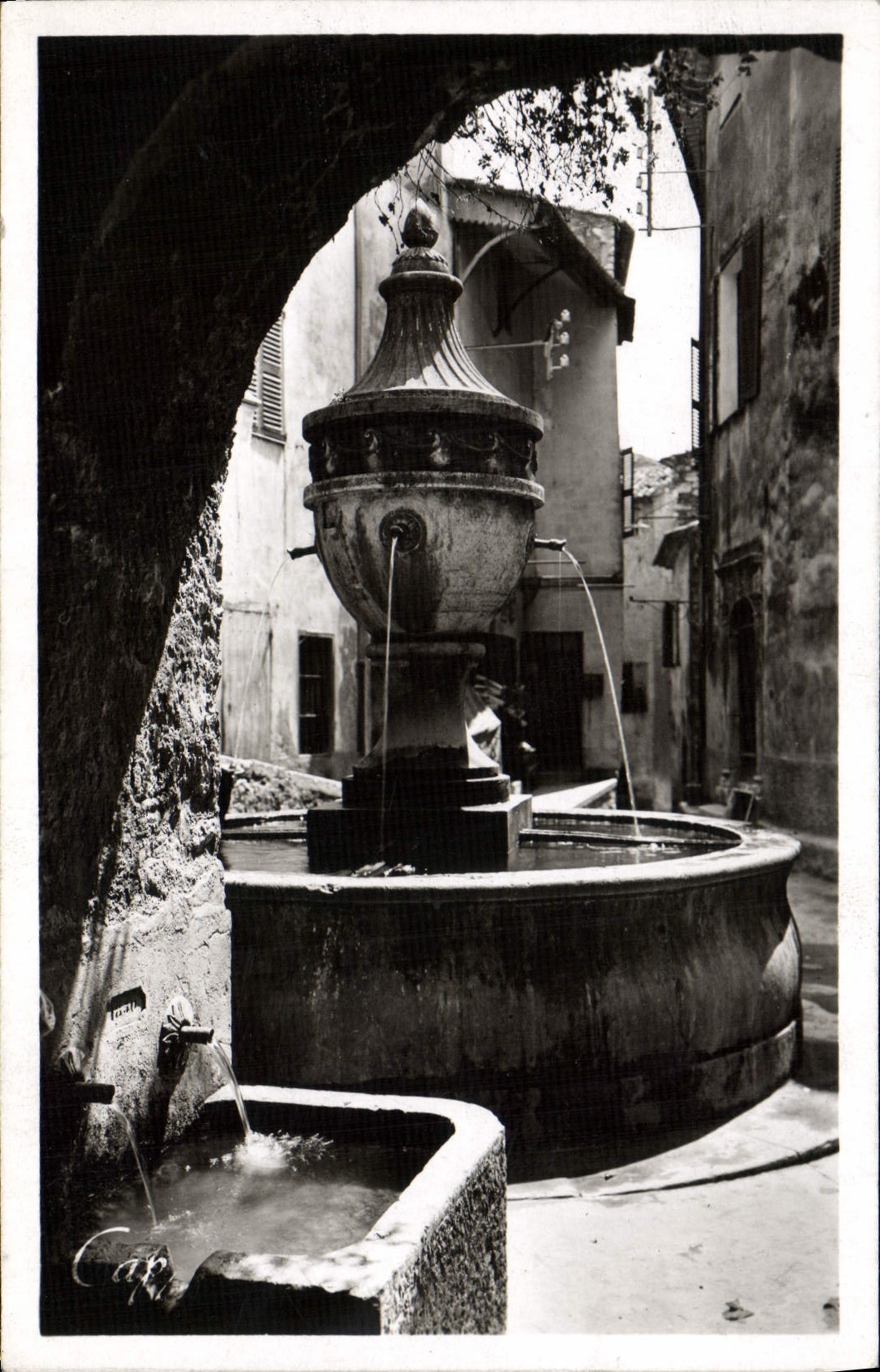 CPM Saint Paul de Vence Une Vieille Fontaine 