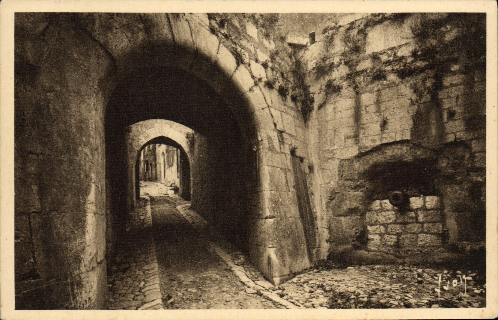 CPA Saint Paul L'Entree du Village par les Vieilles fortifications et le canon qui la defendait
