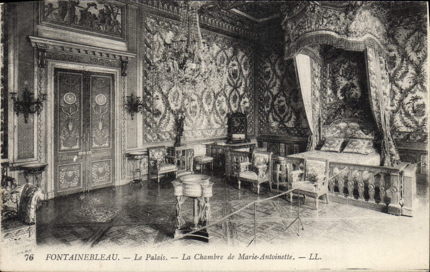 VINTAGE POSTCARD Palate De Fontainebleau the room of Marie Antoinette