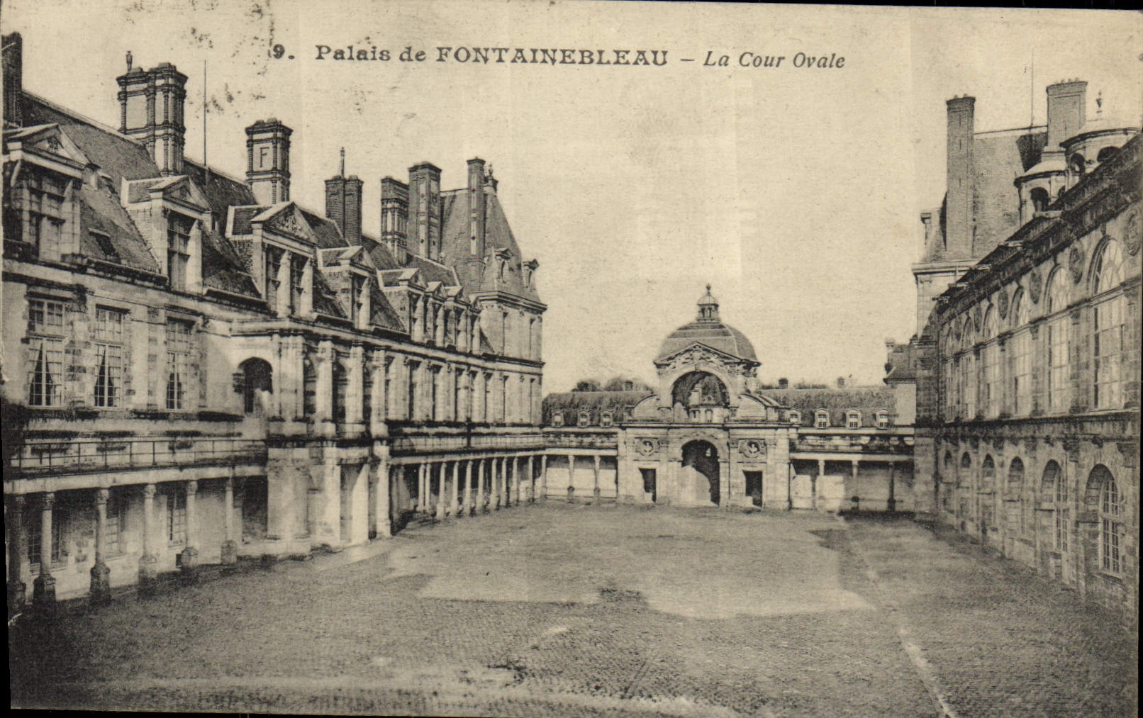 VINTAGE POSTCARD Palate De Fontainebleau Oval Court