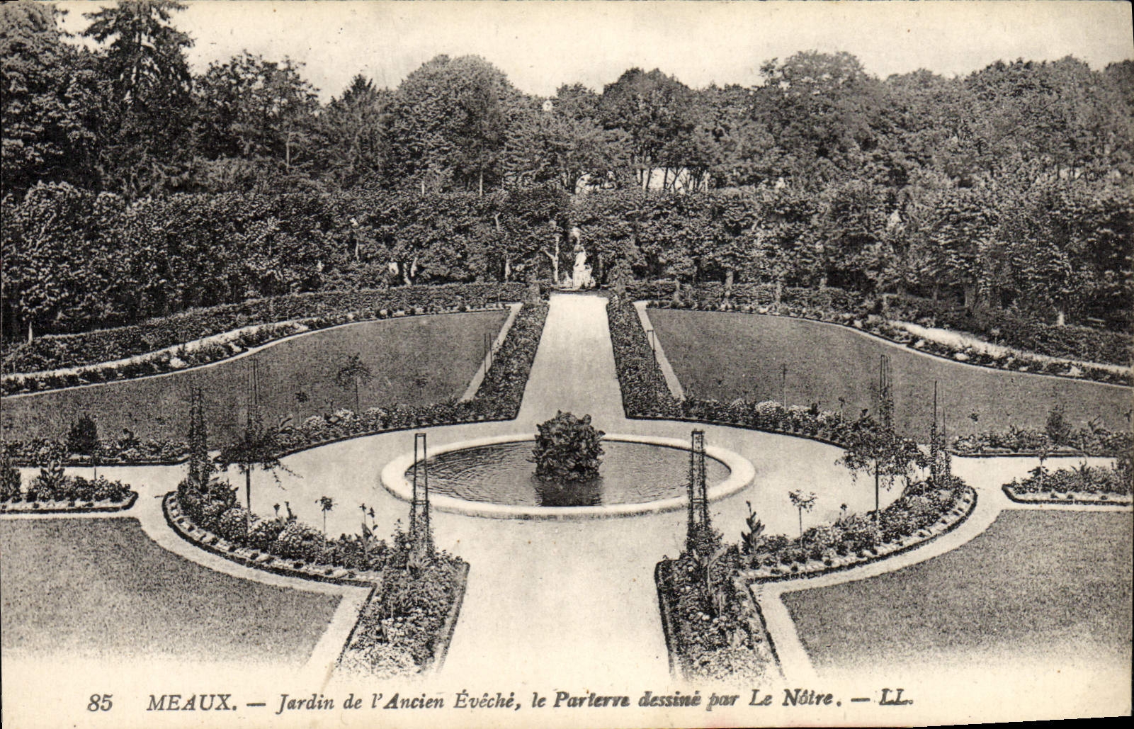 CPA Meaux Jardin de L'Ancien Eveche le Parterre Dessine Par Le Notre