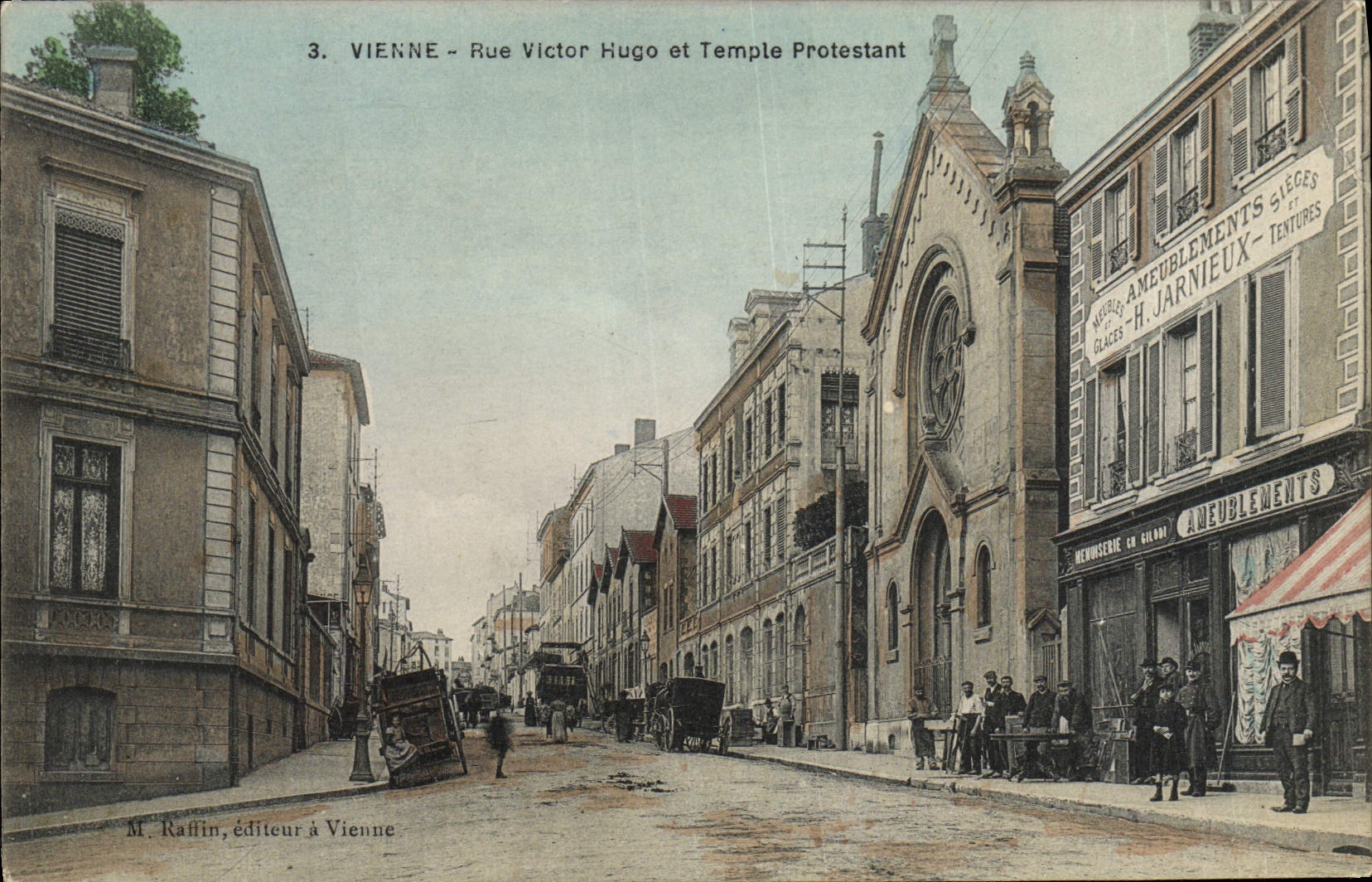 CPA Vienne Rue Victor Hugo et Temple protestant