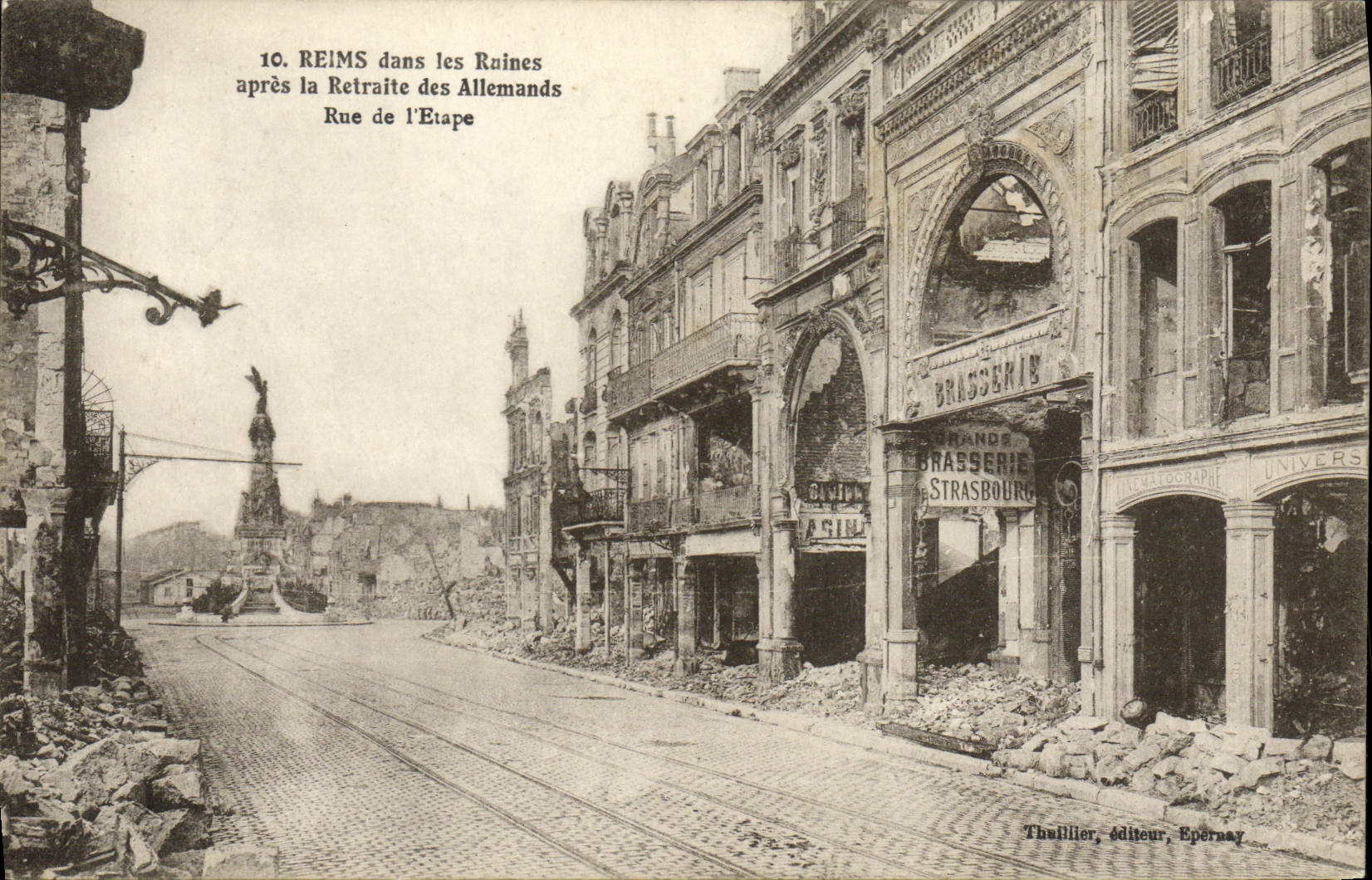 CPA Reims dans les ruines apres la retraite des Allemands Rue de l'etape Militaria Brasserie