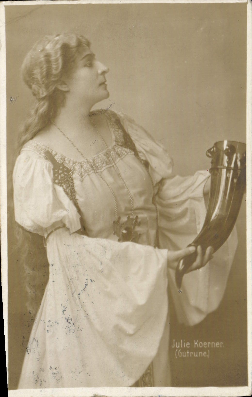 CPA Fantaisie Femme Julie Koerner Corne Biere 