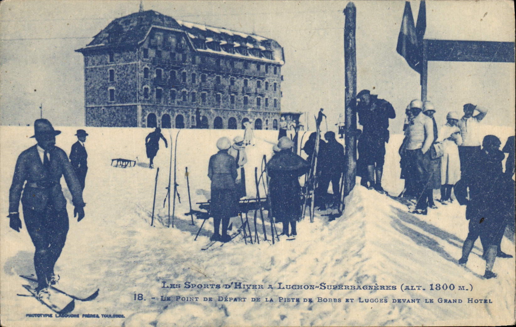 CPA Sports d'hiver Ski Luchon Superbagneres Le point de depart de la piste de Bobbs et lugges devant le grand hotel