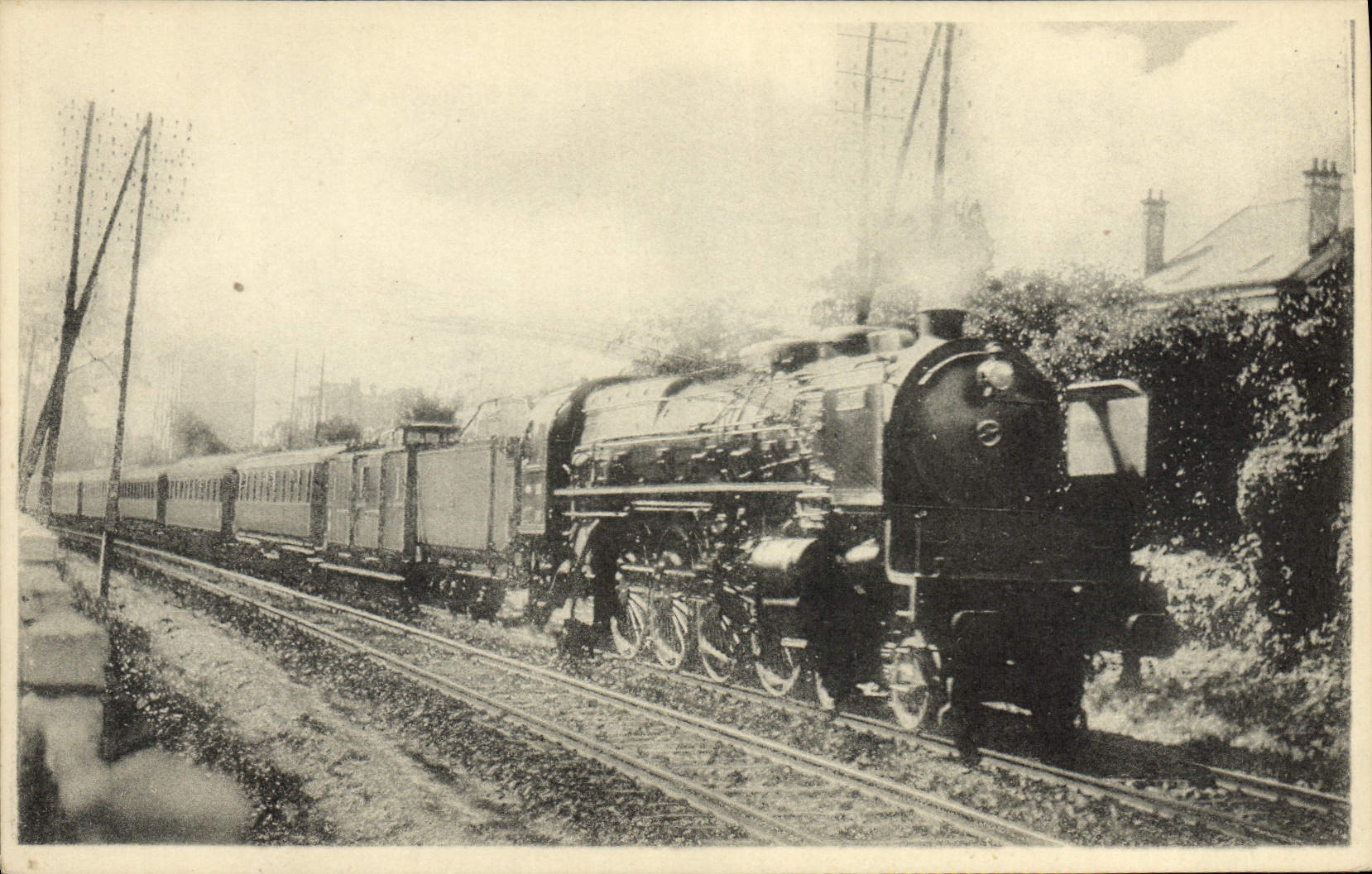 CPA Train Locomotive Region de l'Ouest Le rapide Cherbourg Paris dans la banlieue de Paris