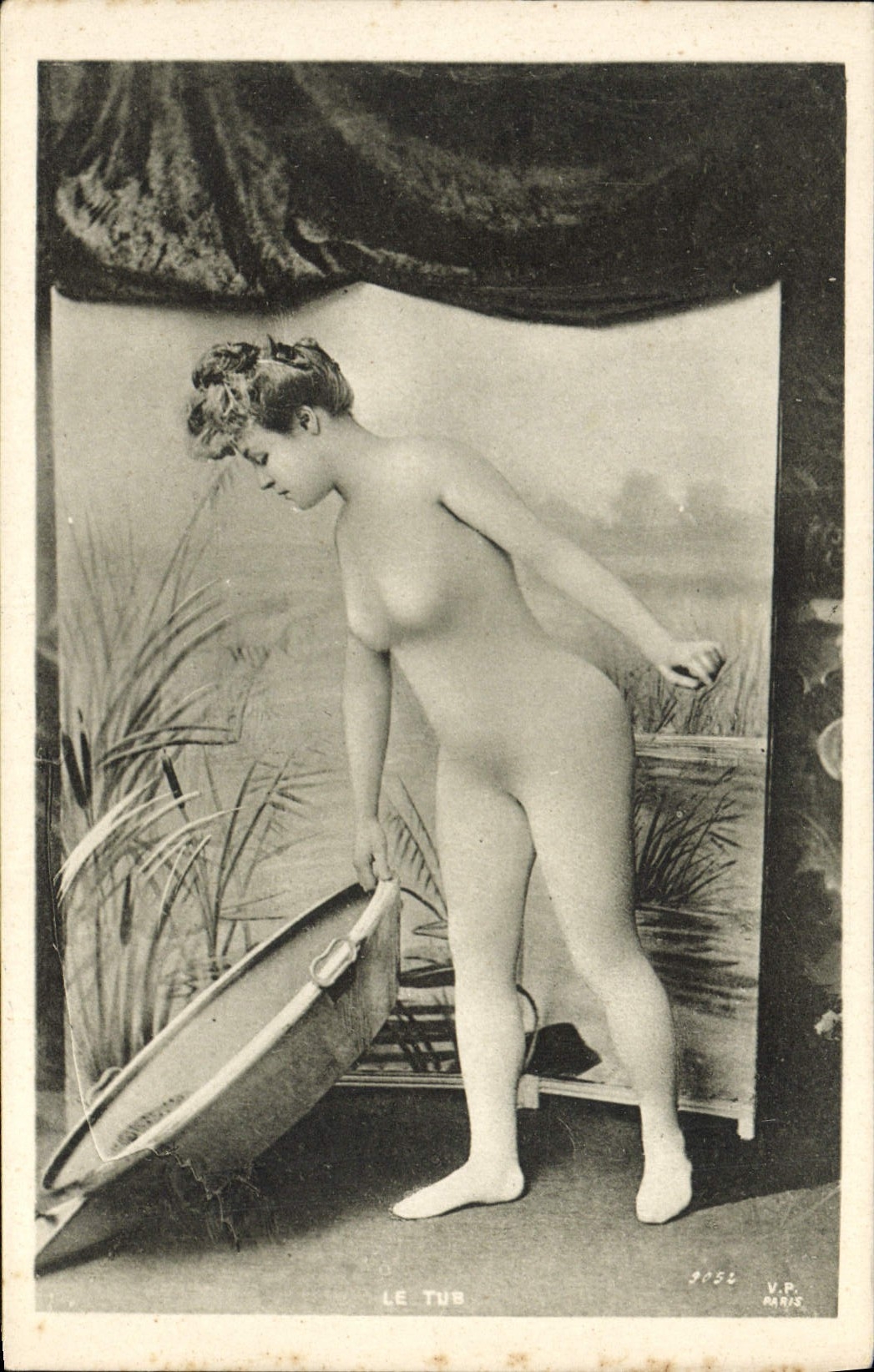 CPA Nu erotique Femme le tub