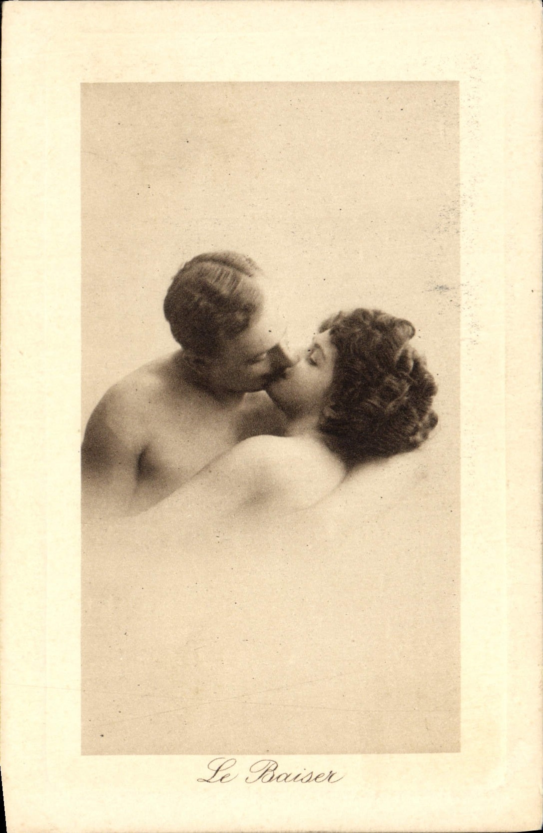 VINTAGE POSTCARD Naked erotic Woman the kiss