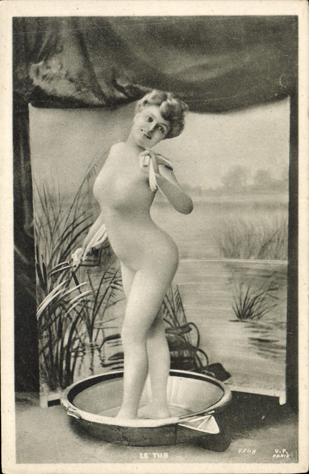 CPA Nu erotique Femme Le tub