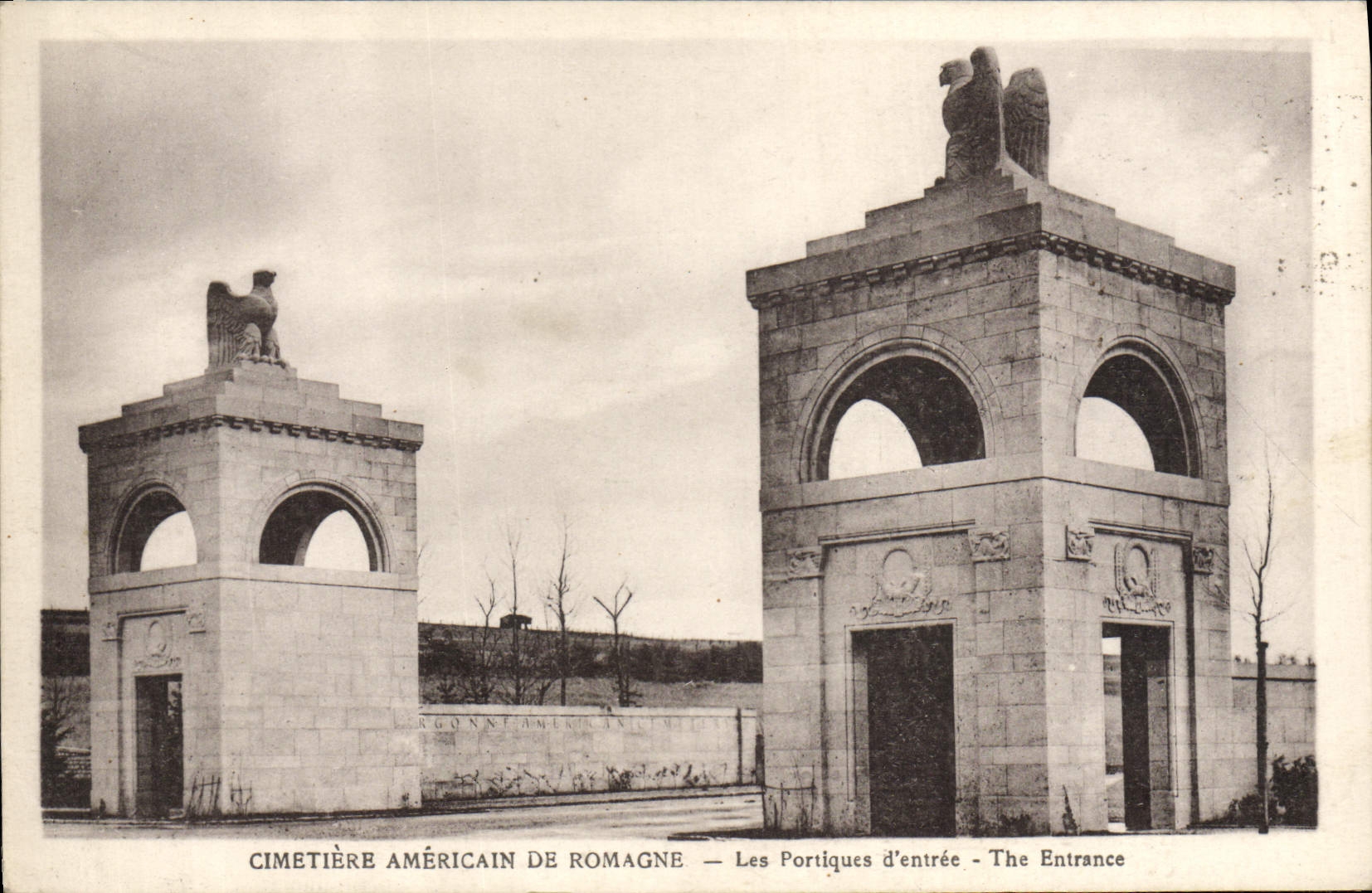 CPA Militaria Cimetiere americain de Romagne Les portiques d'entree 