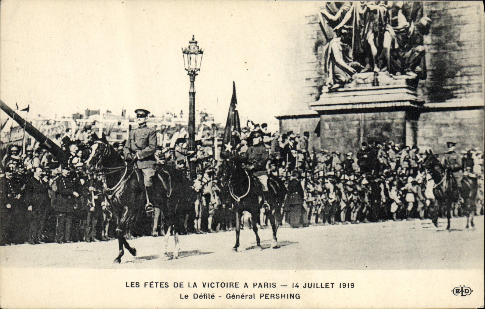 CPA Militaria Fetes de la Victoire 14 juillet 1919 Le defile General Pershing