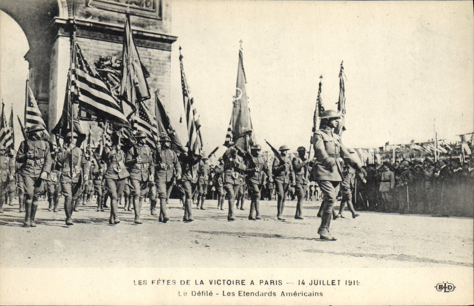 CPA Militaria Fetes de la Victoire 14 juillet 1919 Le defile Les etendards americains