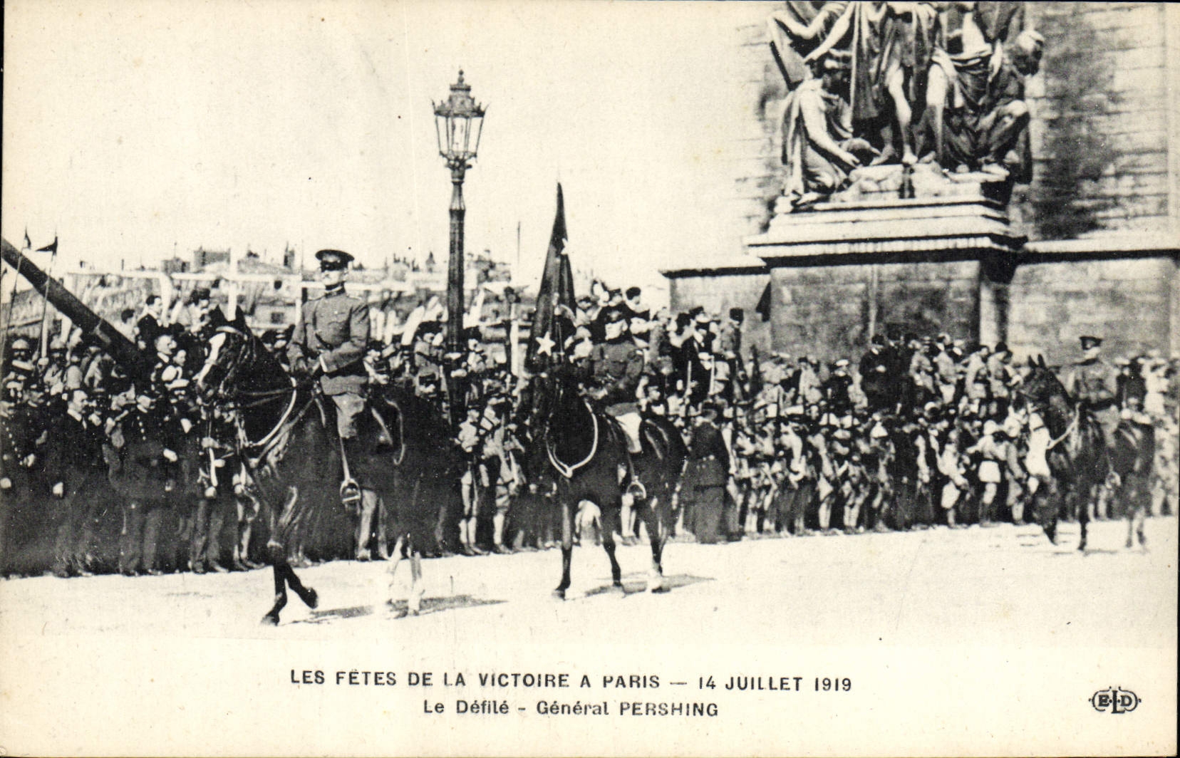 CPA Militaria Fetes de la Victoire 14 juillet 1919 Le defile General Pershing