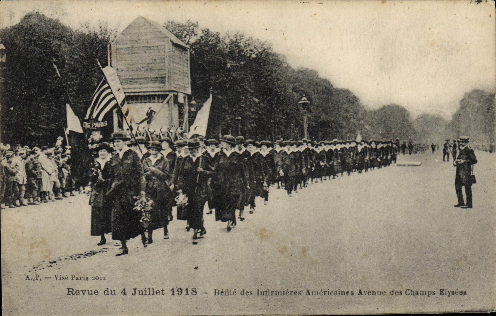 CPA Militaria Revue du 4 juillet 1918 Defile des infirmieres americaines Avenue des Champs Elysees
