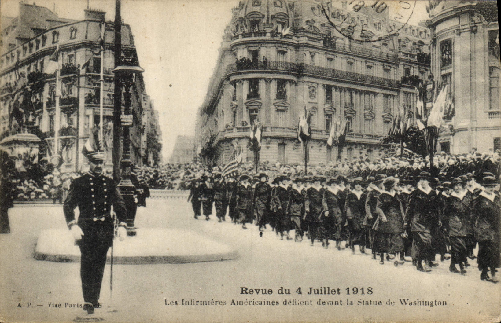 VINTAGE POSTCARD Militaria Revue of July 4th, 1918 the American nurses ravel in front of the statue of Washington