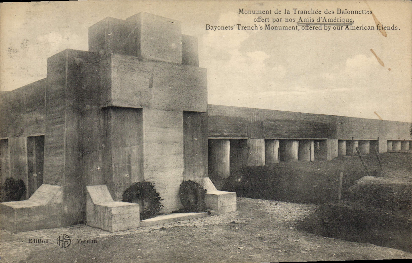CPA Militaria Monument de la tranchee des baionnettes offert par nos amis d'Amerique