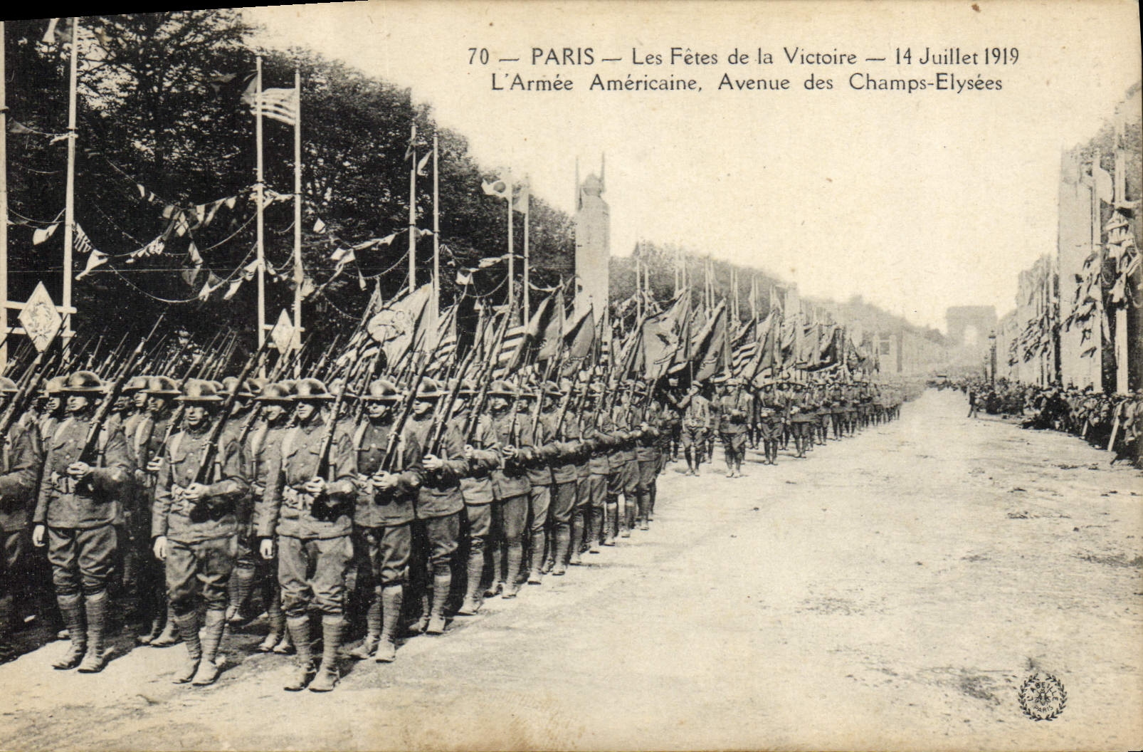 CPA Militaria Fetes de la Victoire 14 juillet 1919 L'armee americaine Avenue des Champs Elysees