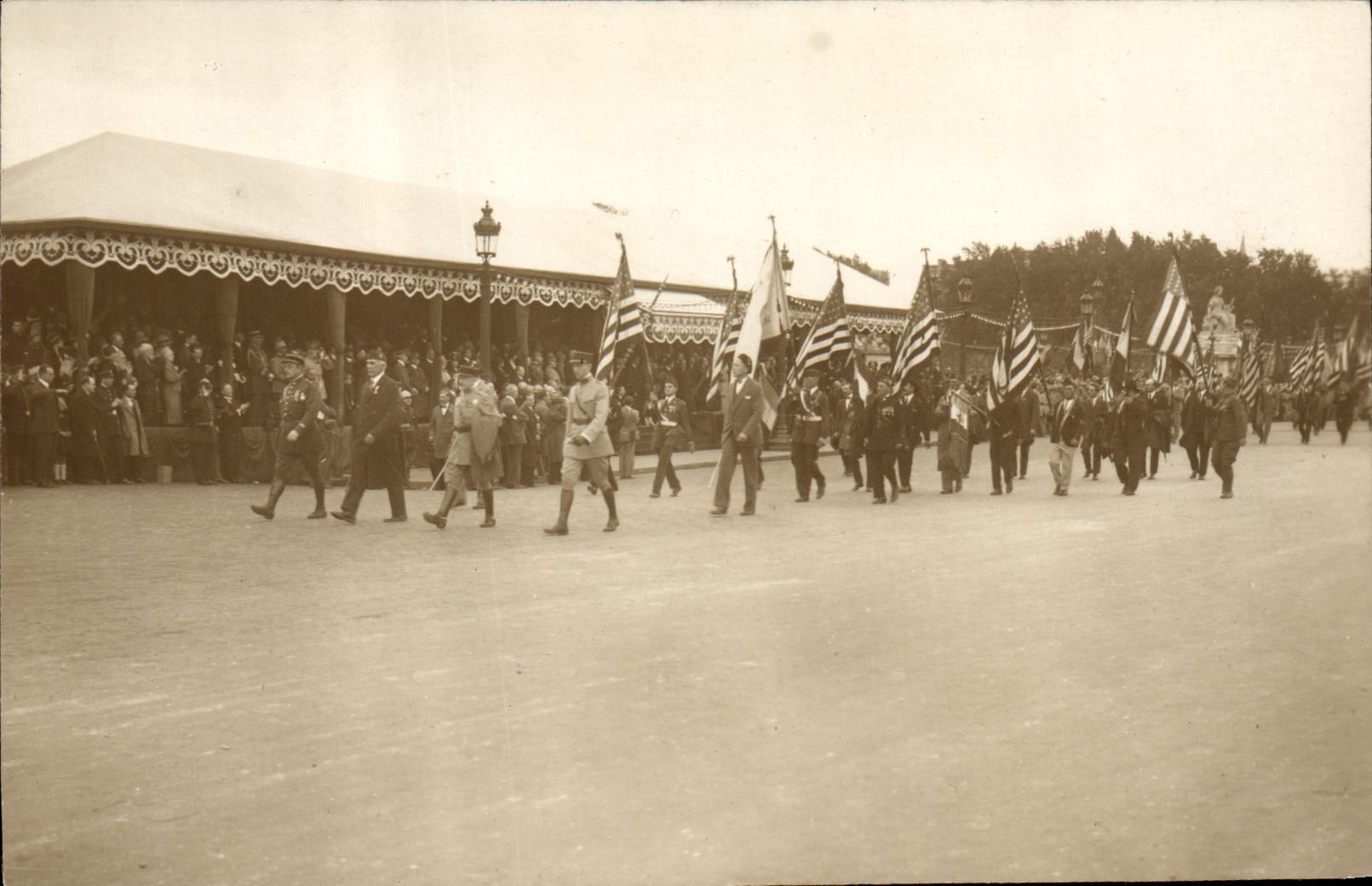VINTAGE POSTCARD Militaria American legion