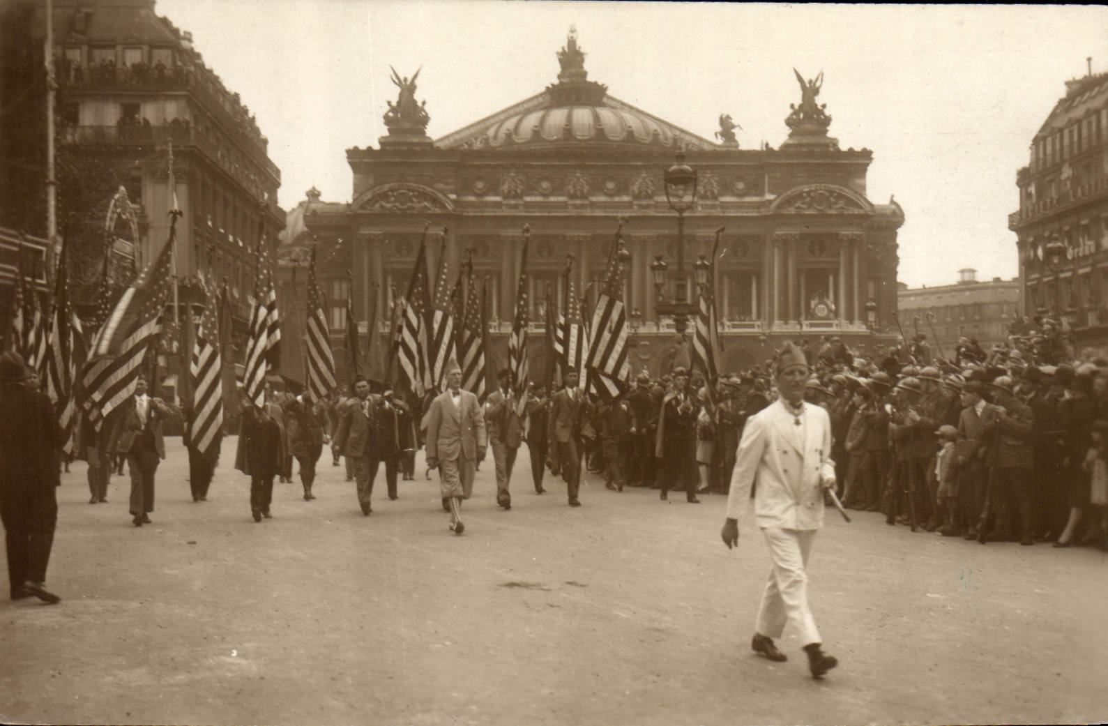 VINTAGE POSTCARD Militaria Paris Operated American legion
