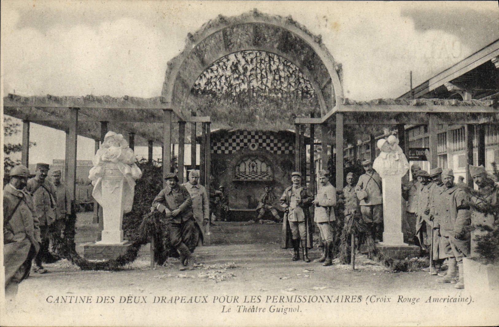 CPA Militaria Cantine des deux drapeaux pour les permissionnaires Croix Rouge americaine le theatre Guignol