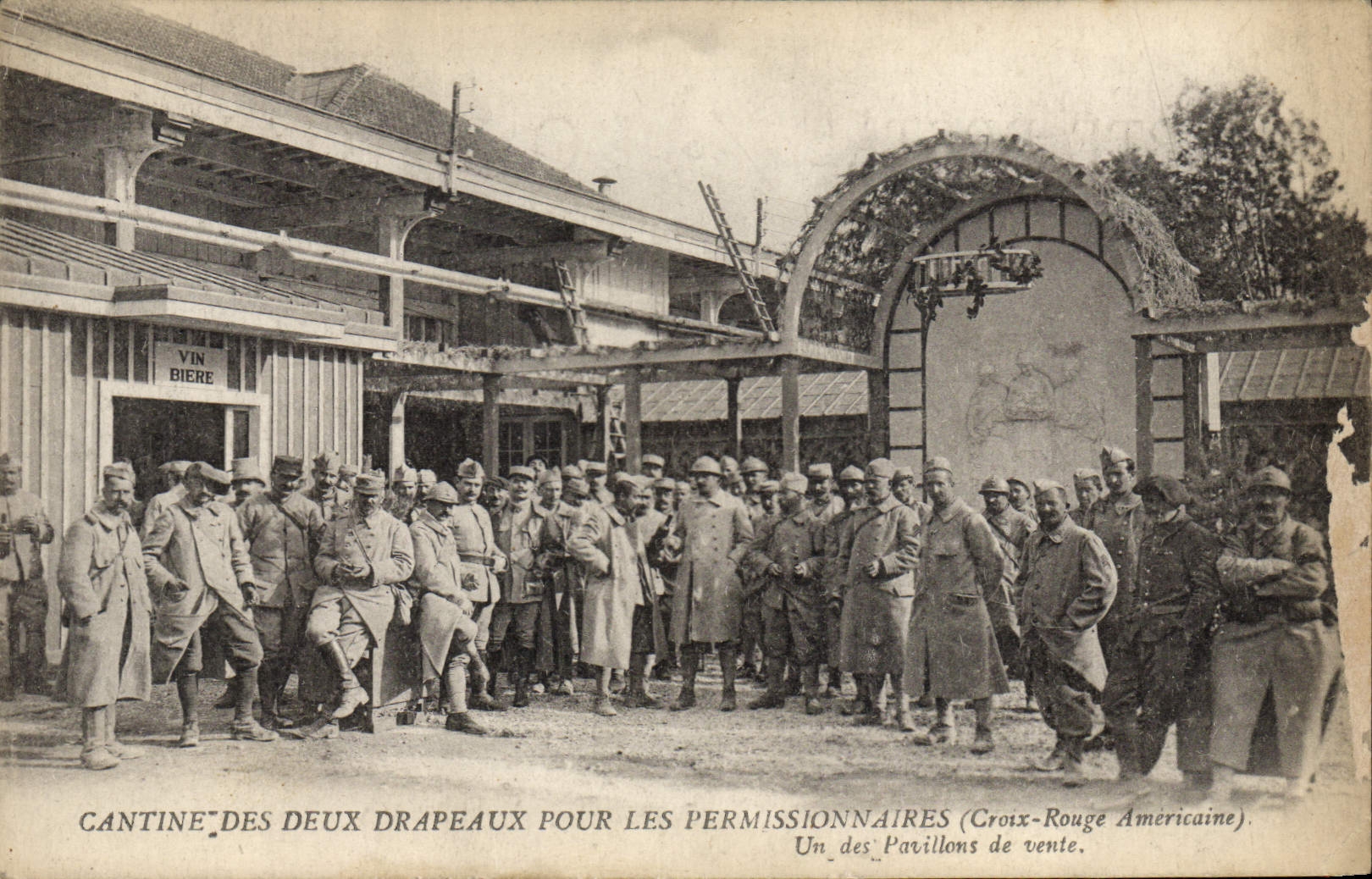CPA Militaria Cantine des deux drapeaux pour les permissionnaires Croix Rouge americaine Un des pavillons de vente